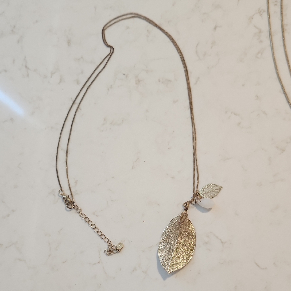 Beautiful Gold Tone Leaf Pendant Necklace